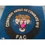 Tapete publicitario con logo del Comando Aéreo de Combate 9, ideal para eventos y promociones milita.