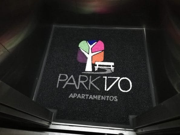 Tapete para ascensor de conjunto residencial con logo personalizado