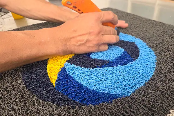 Sellado final de tapete personalizado en fábrica de tapetes Bogotá