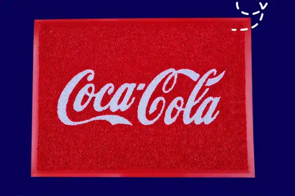 Tapete publicitario promocional de Coca-Cola para branding en eventos y exhibiciones