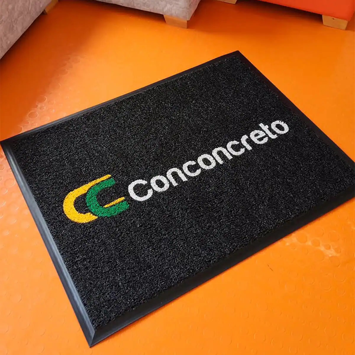 Tapete atrapamugre empresarial personalizado con logo corporativo — fábrica Mas Color Tapetes Bogotá