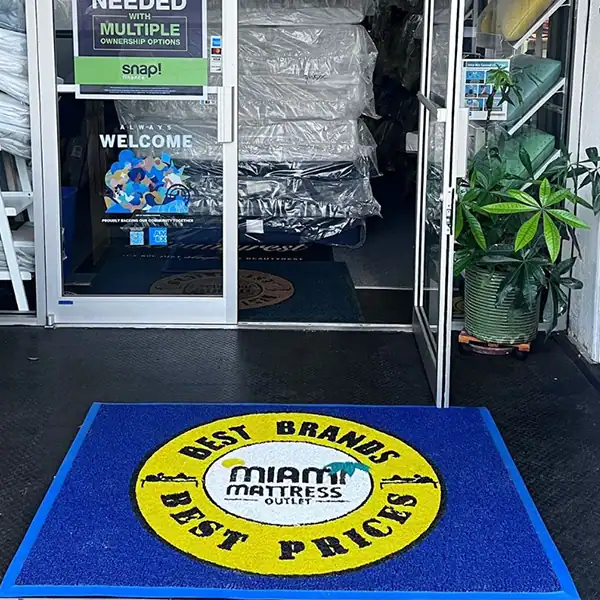 Tapete personalizado con logo y mensaje para local comercial — tapetes personalizados para negocios que generan recordación de marca en Colombia