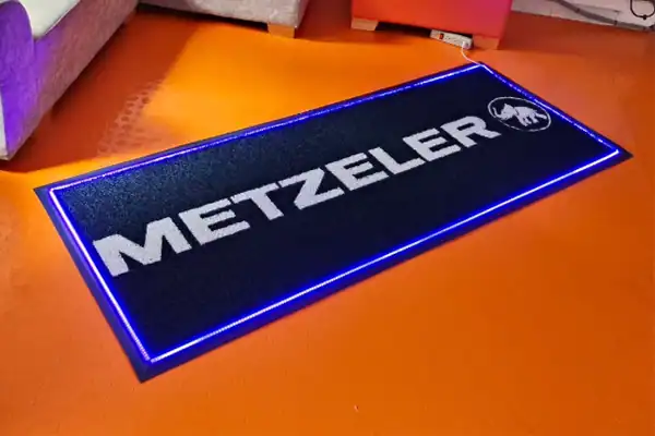 Tapete publicitario luminoso con luz LED integrada para exhibición de marcas — producto exclusivo Mas Color Tapetes