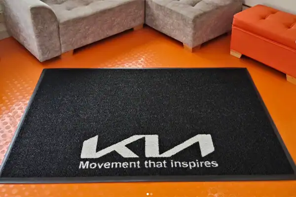 Tapete publicitario para exhibición de carros en concesionarios y lanzamientos automotrices