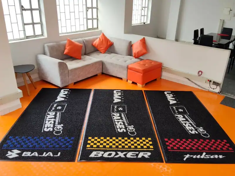 Tapete publicitario para exhibición de motos en evento BTL — tapetes publicitarios para eventos, lanzamientos y activaciones de marca en Colombia