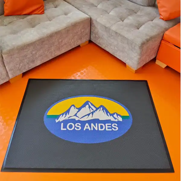 Tapete personalizado con logo en caucho instalado en entrada de negocio — fábrica de tapetes personalizados Bogotá Colombia