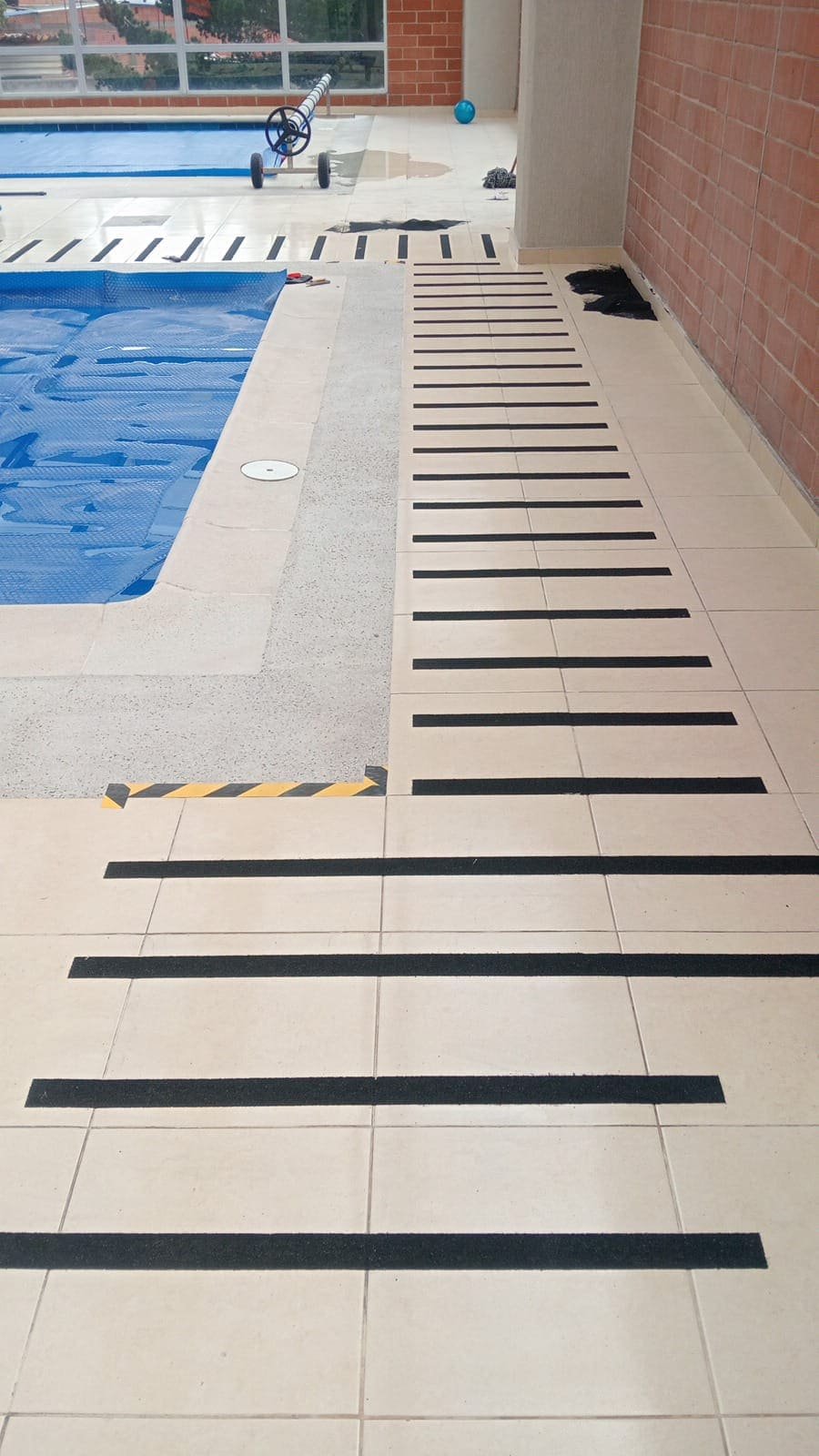 Cintas antideslizantes escaleras conjuntos residenciales hoteles Decreto 1072