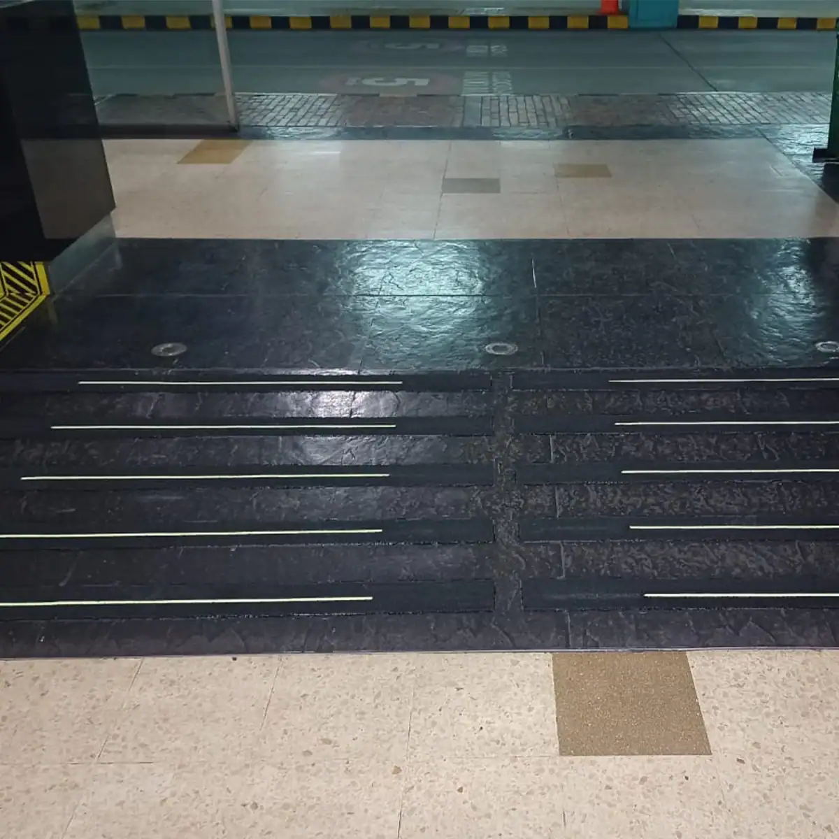 Cintas antideslizantes para escaleras de conjunto residencial