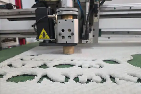 Corte CNC de precisión para tapete personalizado en fábrica de tapetes Bogotá