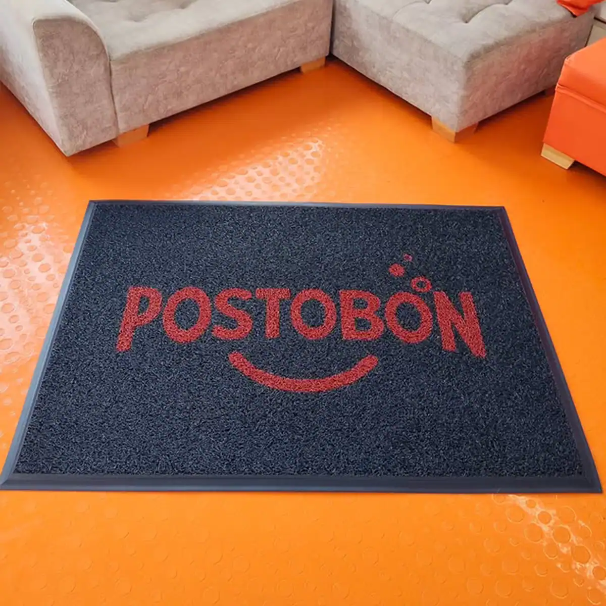 Tapete corporativo personalizado con logo Postobón — tapete atrapamugre con colores exactos de marca