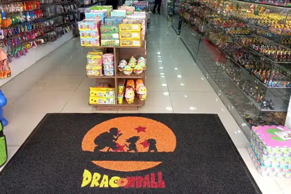 Tapete personalizado para locales comerciales con mensaje que atrae clientes — tapetes personalizados para negocios y tiendas en Colombia