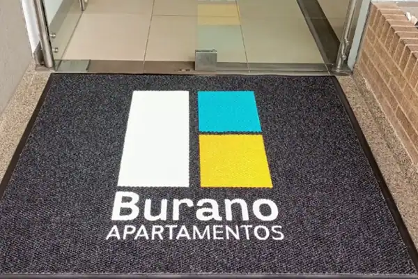 Tapetes personalizados para conjuntos residenciales y edificios — tapetes para lobbies, entradas y apartamentos que hacen sentir premium a los residentes