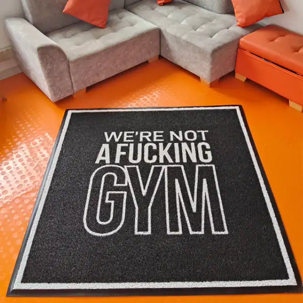 Tapete atrapamugre con logo — retiene suciedad en entradas comerciales