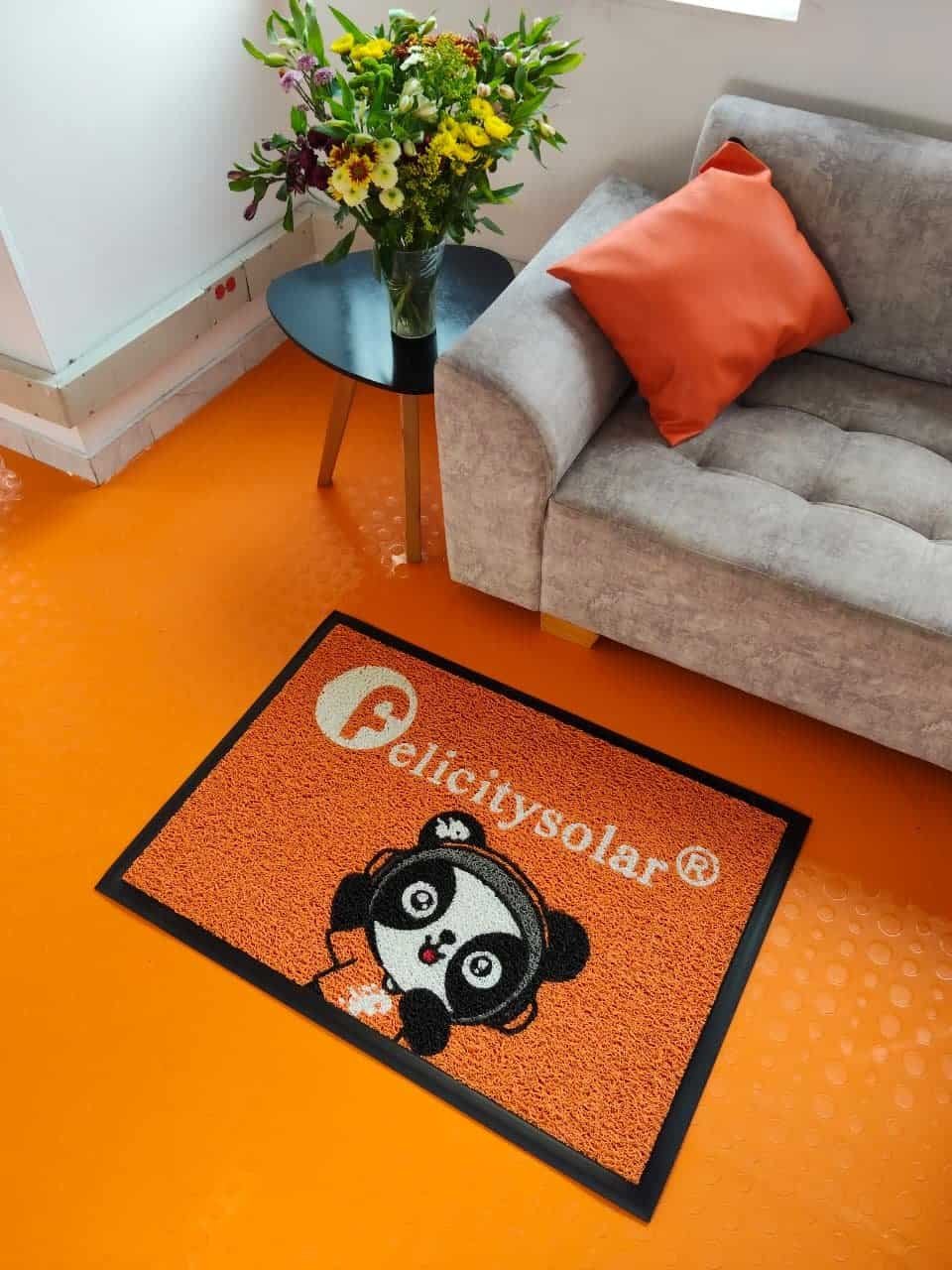 Tapete atrapamugre personalizado con logo a color instalado en entrada de negocio en Colombia