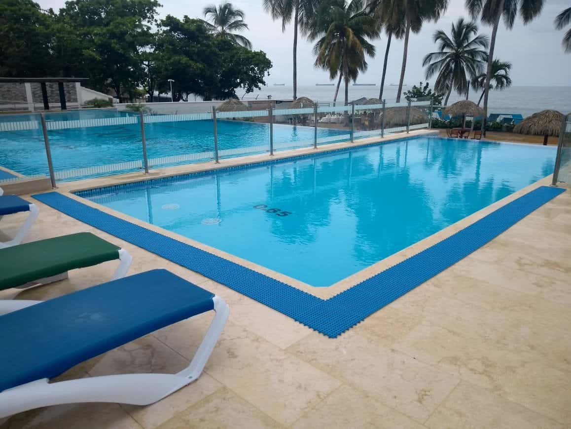 Lámina PVC zonas húmedas bordes piscina antideslizante Bogotá