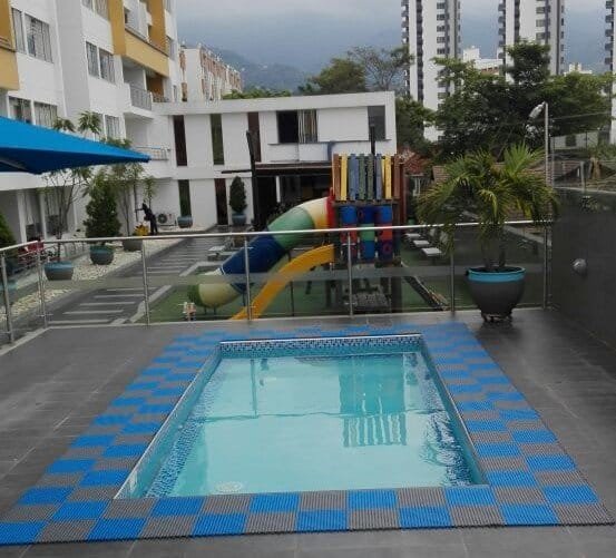 Tapetes para piscina zonas húmedas láminas PVC instaladas Bogotá Colombia