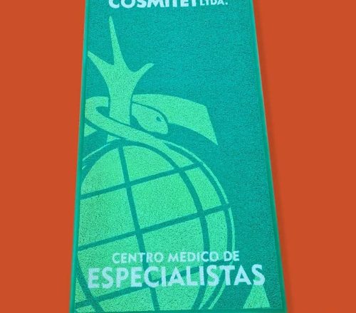 Tapete publicitario con logotipo de Cosmiet Ltda para promoción de centro médico.