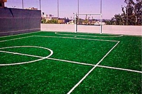 Futbolín con césped artificial en terraza, ideal para espacios exteriores y diversión familiar.