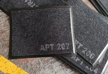 Tapete atrahumedad negro para entrada de casa o negocio.