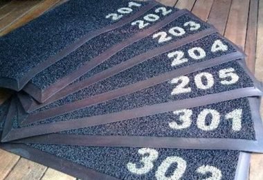 Tapetes para apartamento con números, ideales para organización y seguridad.